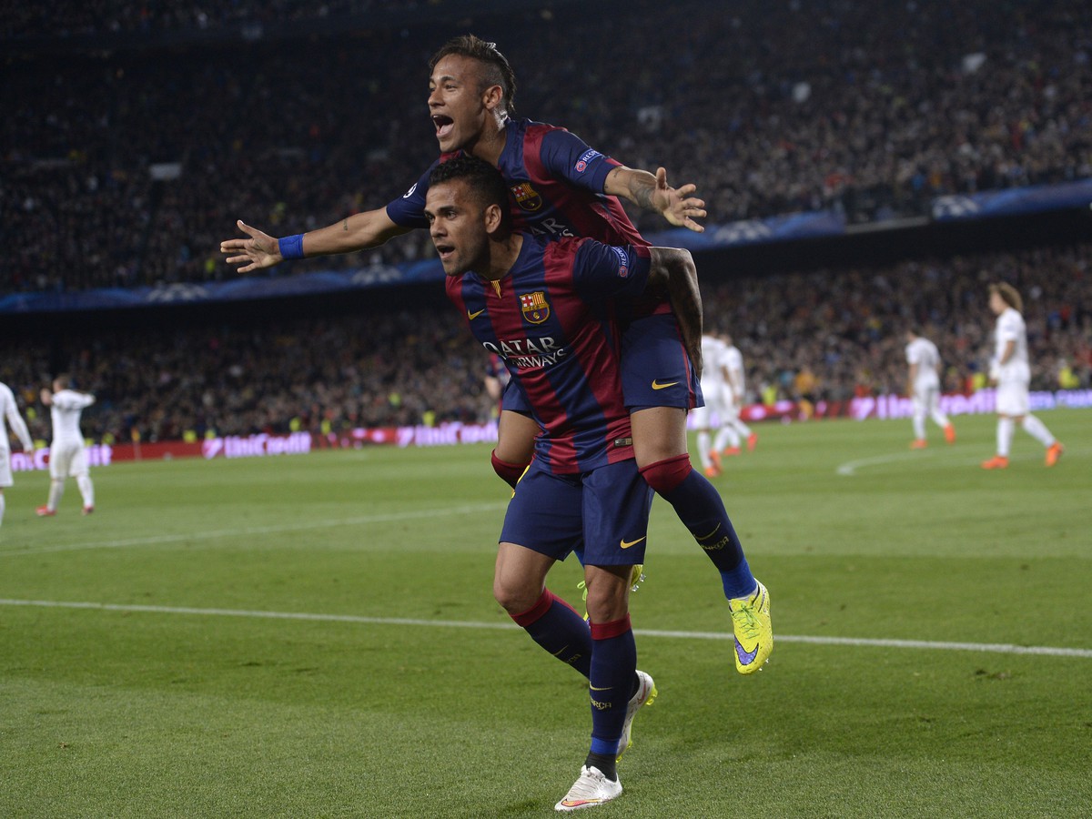 Neymar a Dani Alves oslavujú gól