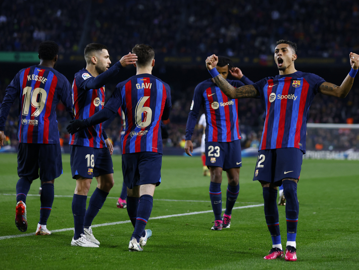 Raphinha (vpravo) oslavuje gól Barcelony