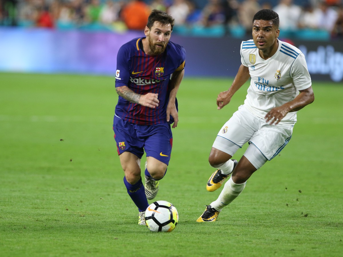 Leonel Messi bojuje o loptu s Casemirom