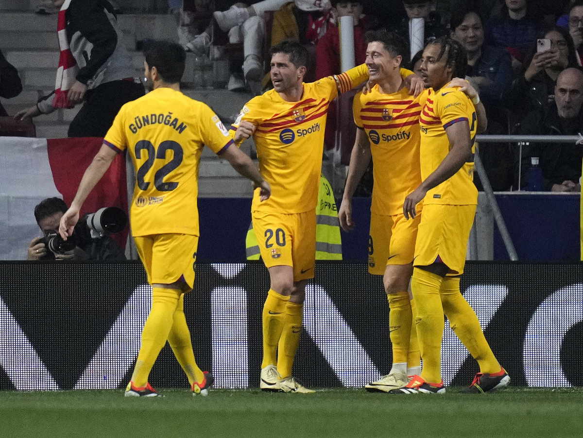 Robert Lewandowski oslavuje gól so spoluhráčmi z Barcelony