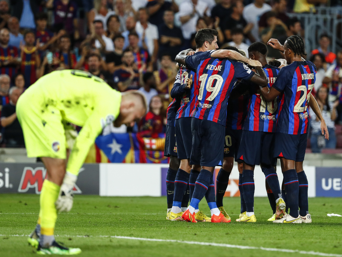 Futbalisti Barcelony oslavujú gól do siete Plzne