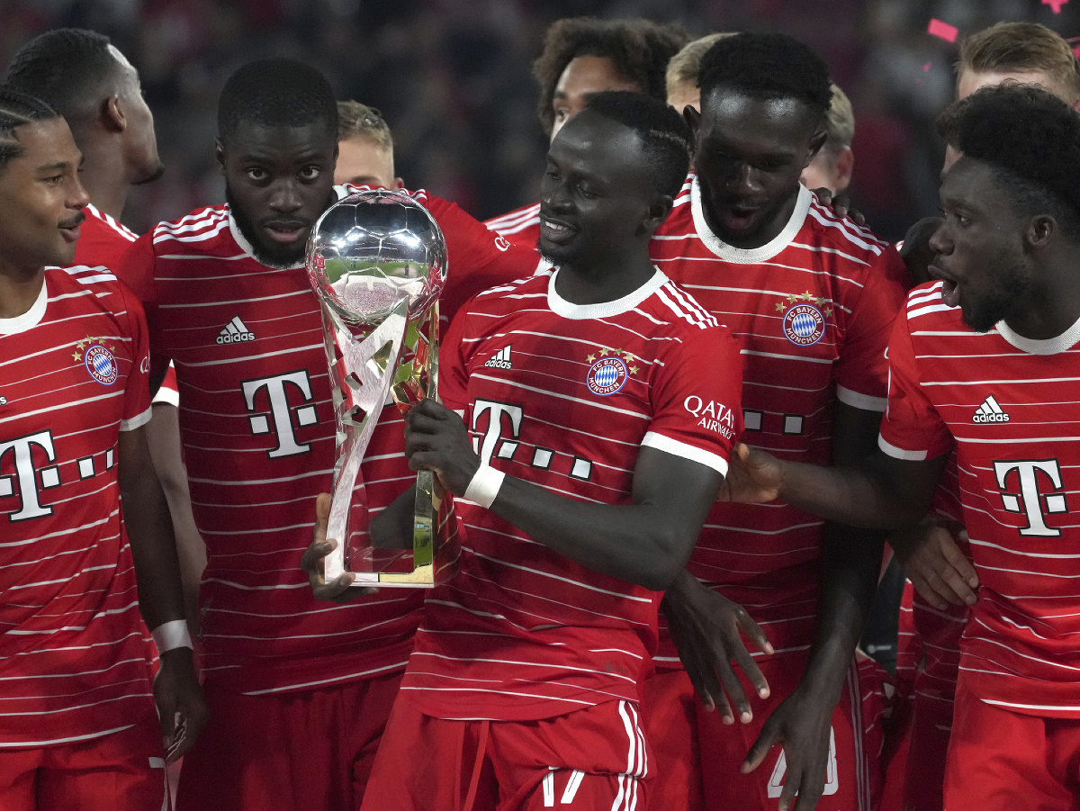 Futbalisti Bayernu Mníchov s trofejou pre víťaza Nemeckého superpohára