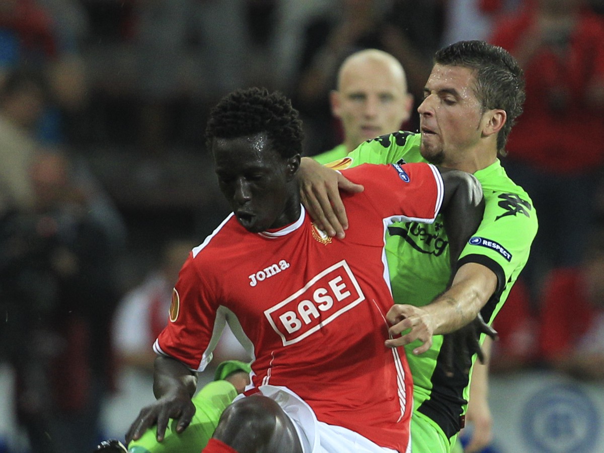 Solvi Otessen (v zelenom) z Kodane v súboji o loptu s Mbaye Leye zo St.Liege v zápase Európskej ligy v belgickom Liege (29.9.)