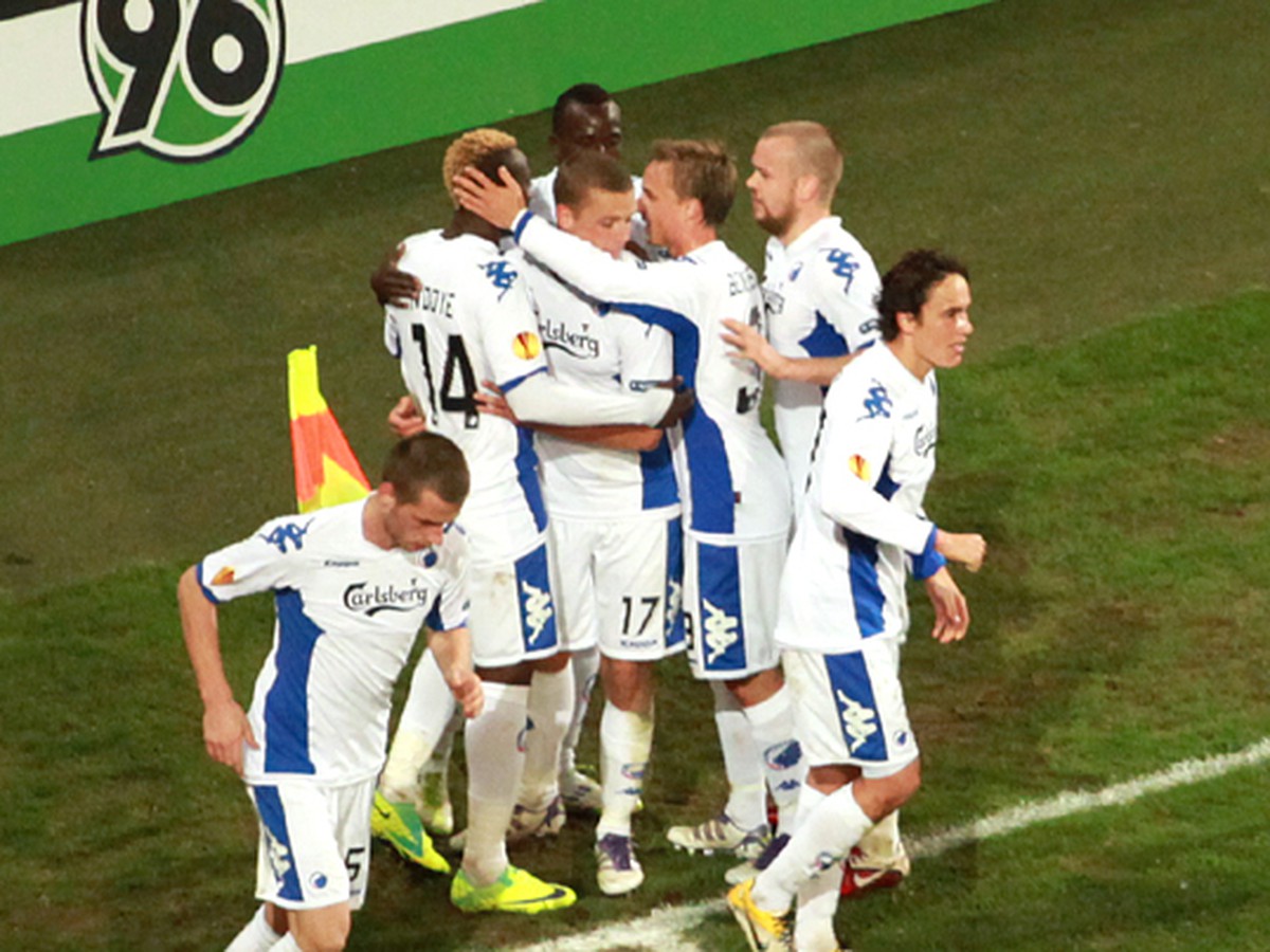 Gólová radosť hráčov FC Kodaň po vyrovnávajúcom zásahu N´Doyeho v Hannoveri v zápase Európskej ligy (20.10.)