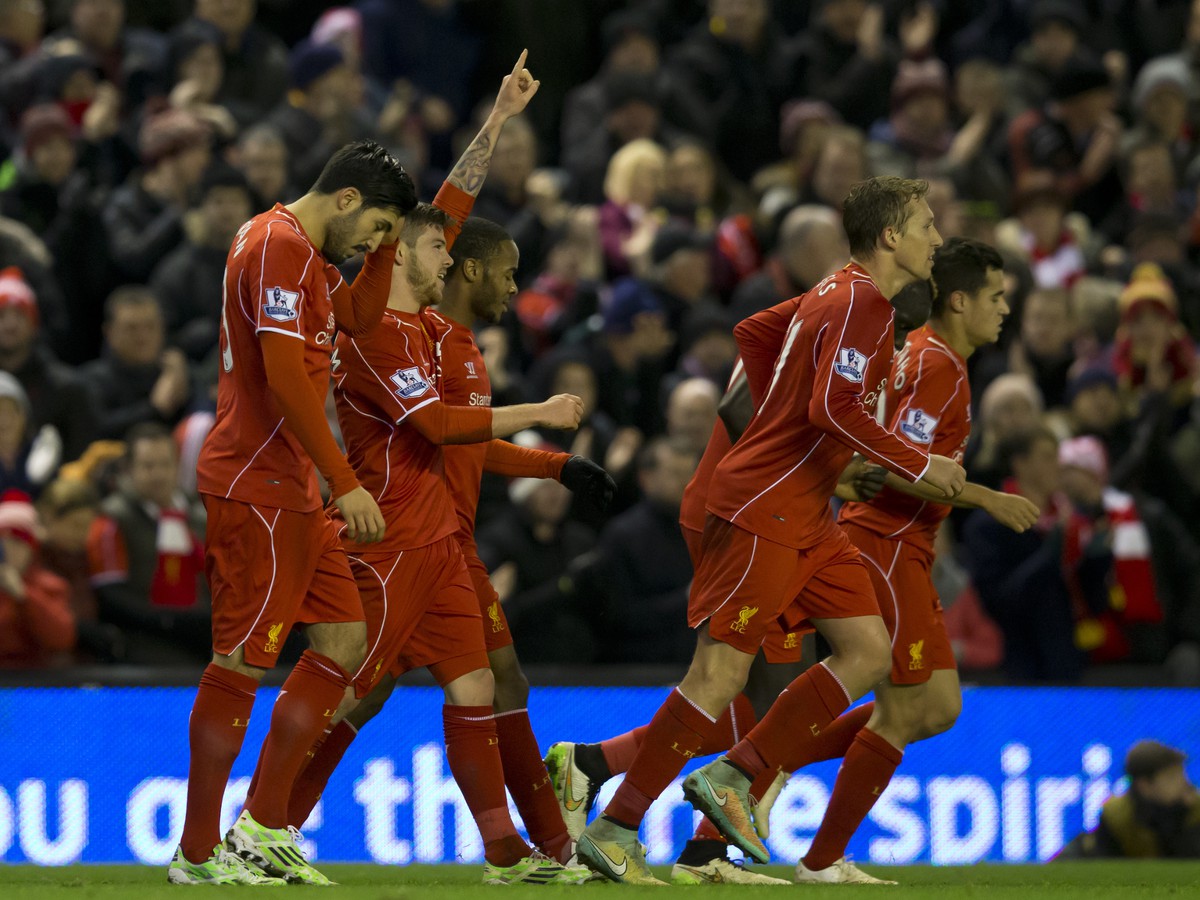 Alberto Moreno so spoluhráčmi oslavuje gól Liverpoolu