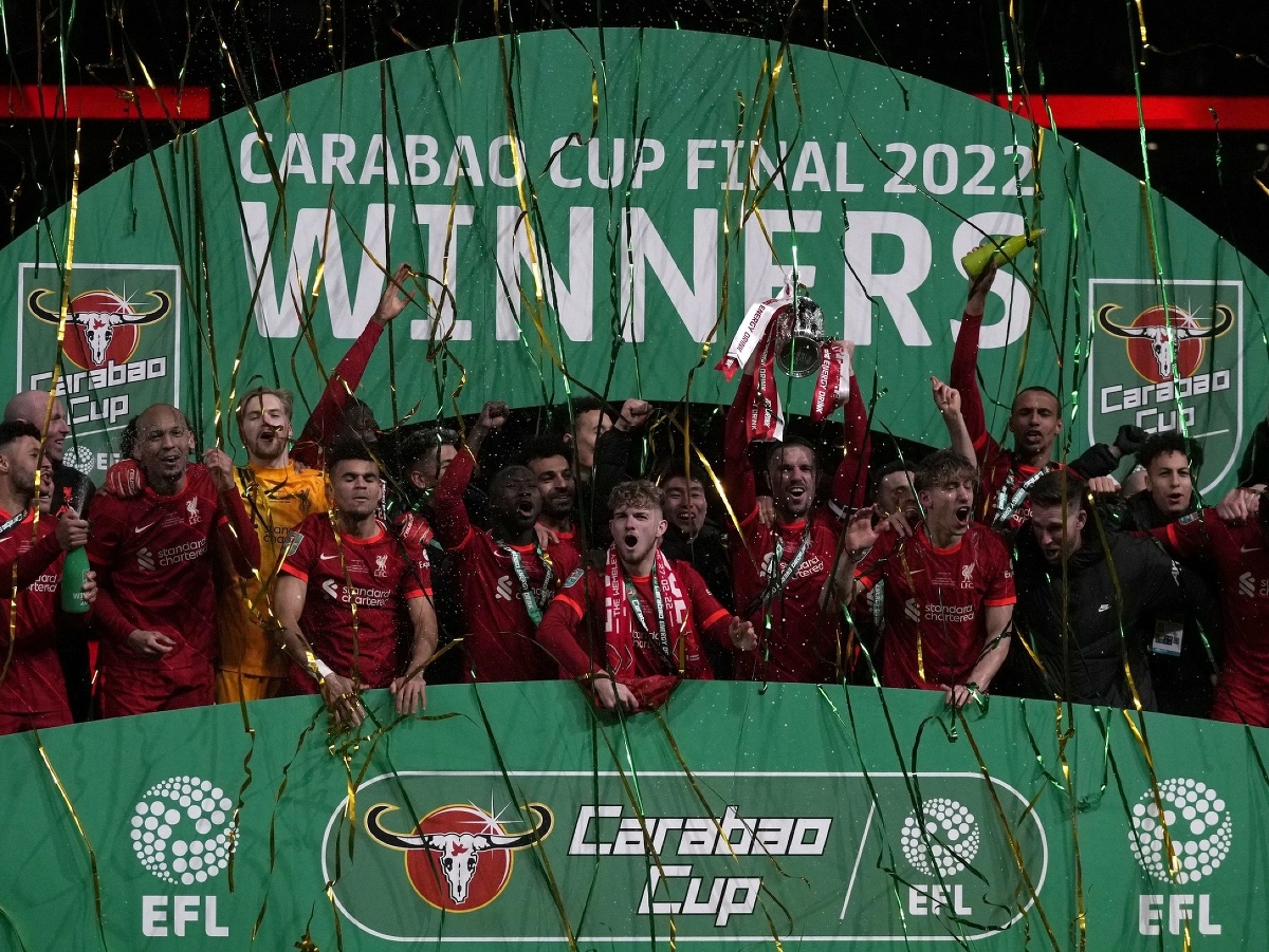 Futbalisti Liverpoolu sa radujú zo zisku anglického Ligového pohára 
