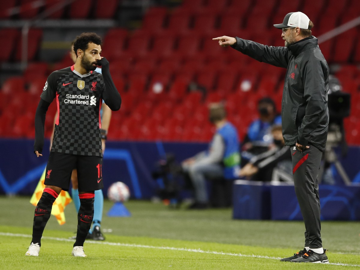 Jürgen Klopp hovorí inštrukcie Mohamedovi Salahovi 