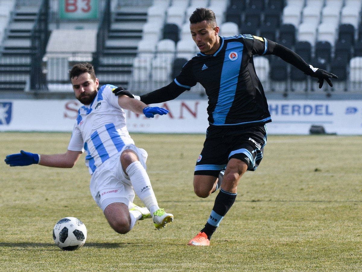 Márius Charizopulos z FC Nitra a Mohammed Rharsalla z ŠK Slovan Bratislava v súboji o loptu