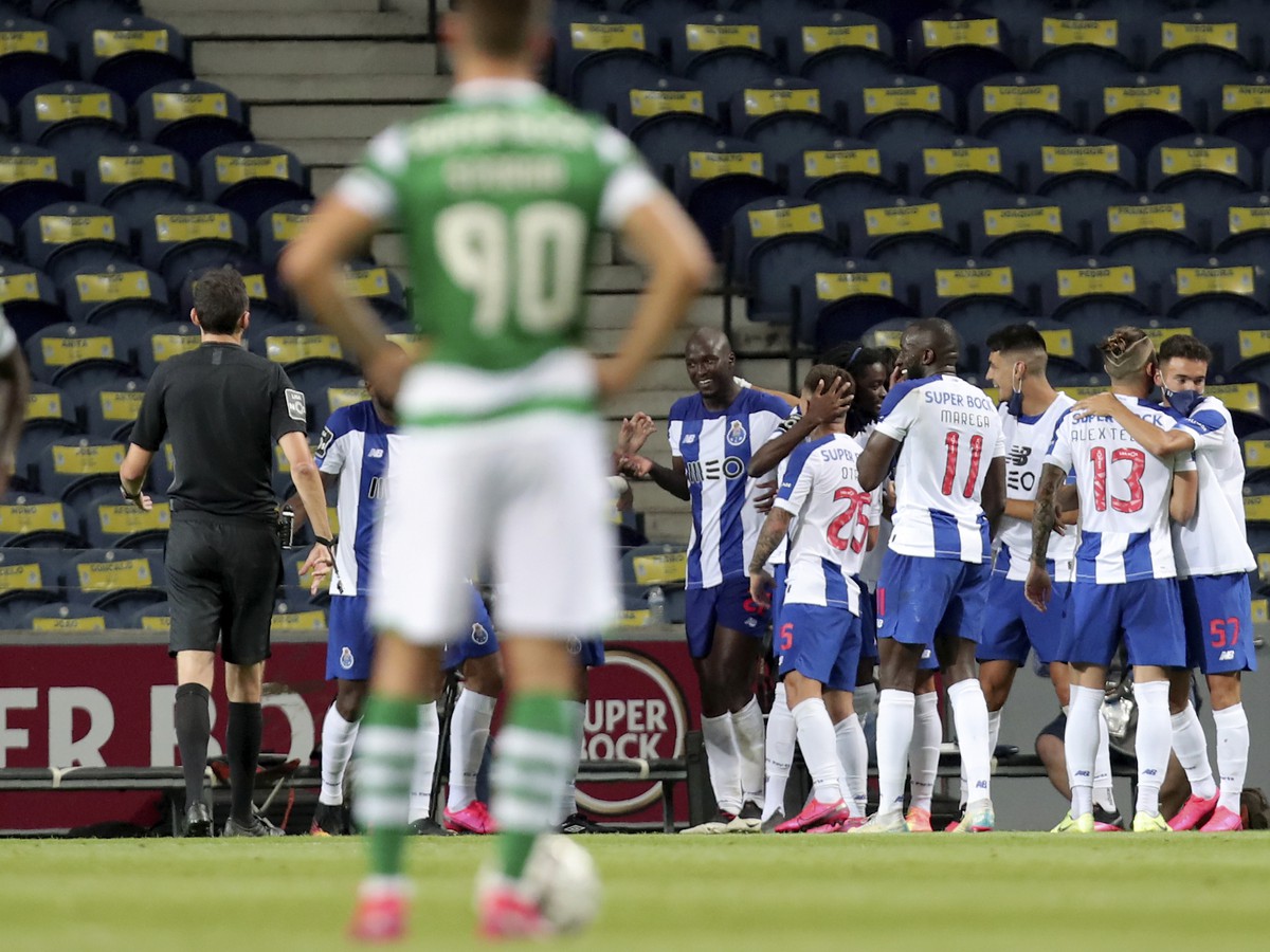 V pozadí radujúci sa hráči FC Porto