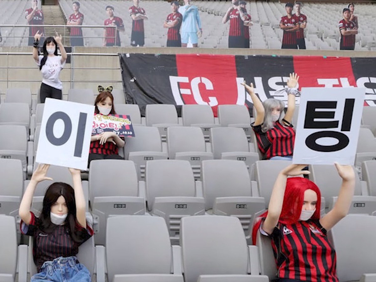 FC Soul v snahe oživiť atmosféru na štadióne umiestnil do hľadiska figuríny pripomínajúce sexuálne bábiky