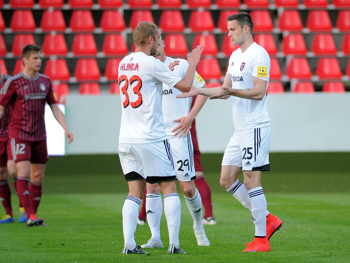 Strelec druhého gólu Erik Sabo z FC Spartak Trnava (vpravo) so spoluhráčmi oslavuje gól