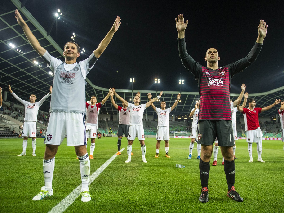 Na snímke zľava hráči Spartaka Trnava Marek Bakoš a brankár Martin Chudý ďakujú fanúšikom
