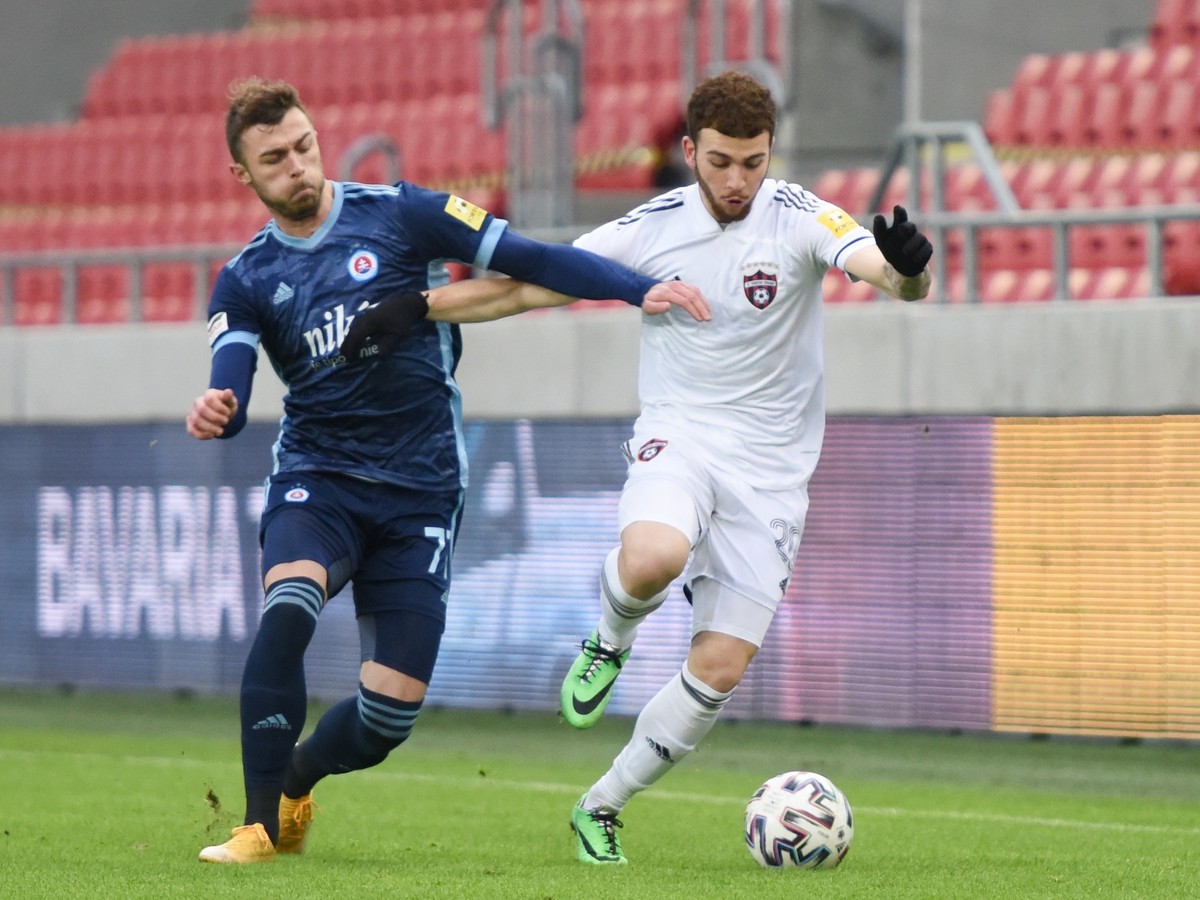 Na snímke vpravo hráč Trnavy Marios Tsaousis a hráč Slovana Aleksandar Čavrič