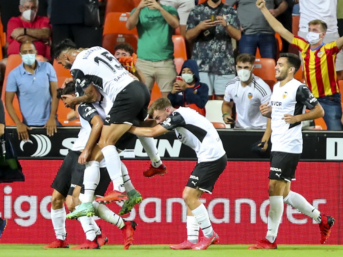 Futbalista Valencie Hugo Duro sa teší so spoluhráčmi po strelení gólu