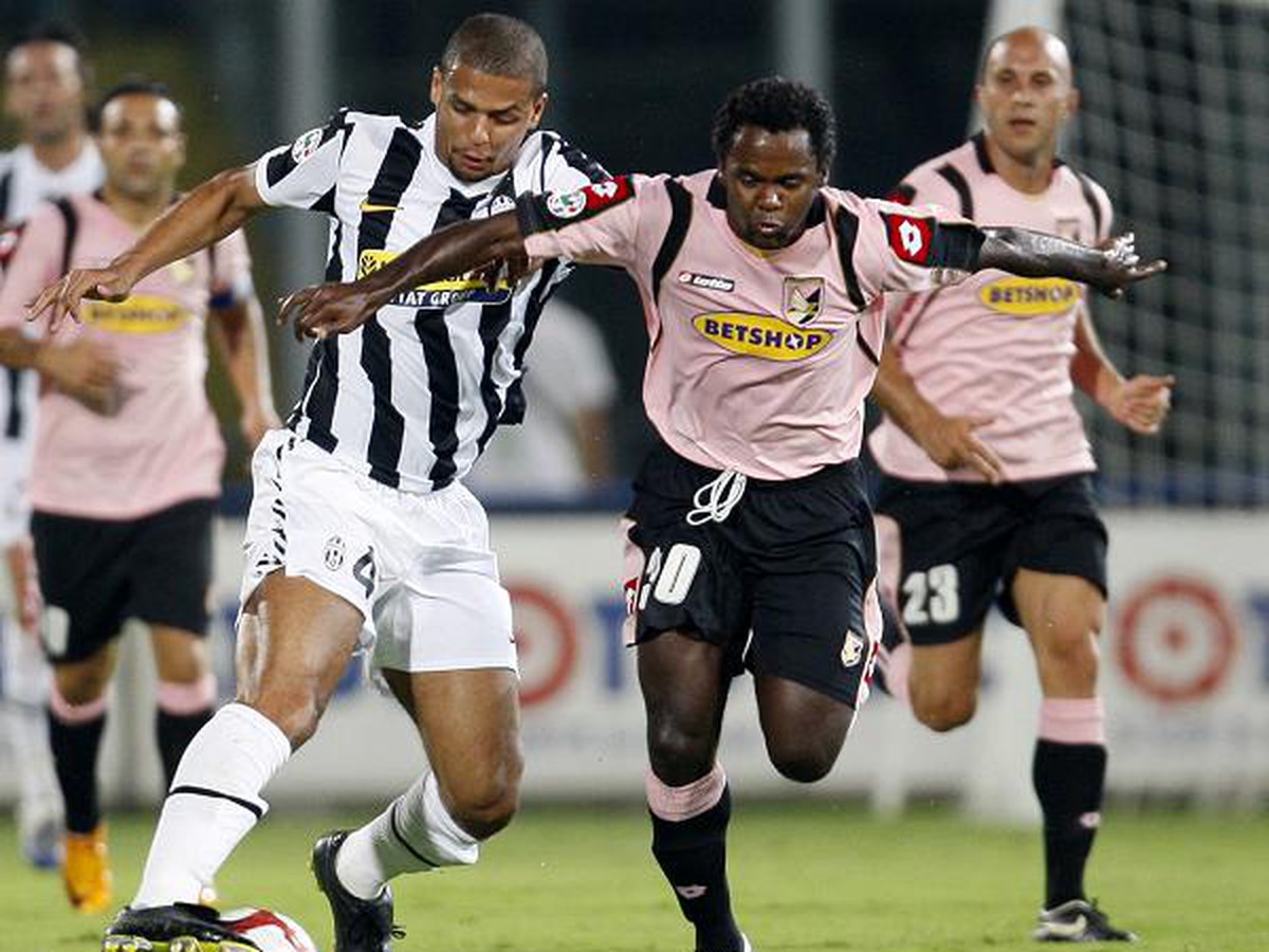 Felipe Melo v súboji s Fabiom Simpliciom, 4.10.2009