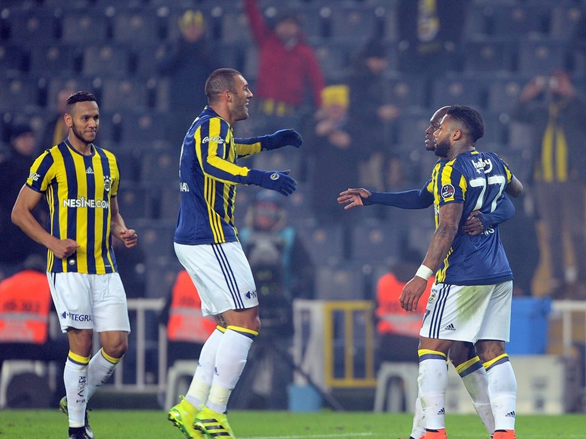Hráči Fenerbahce Istanbul oslavujú gól 