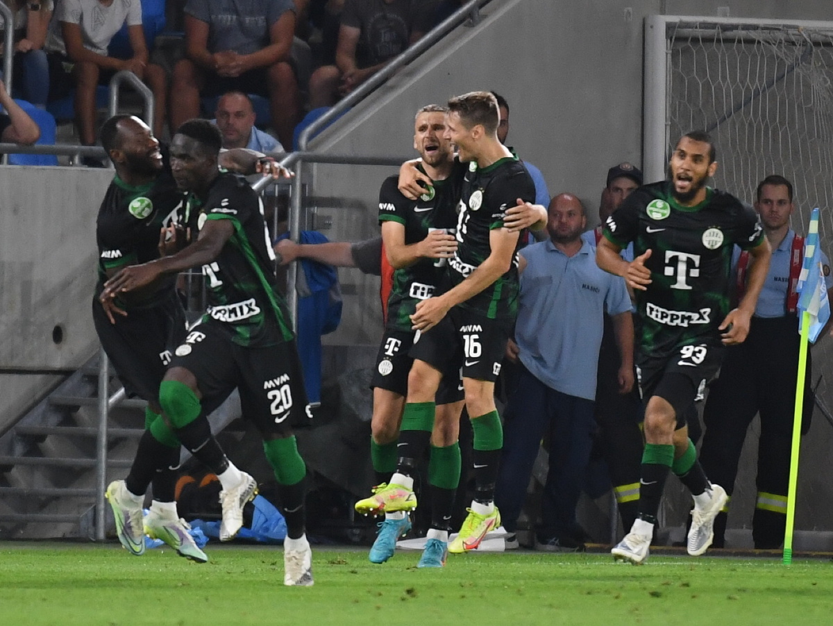 Futbalisti Ferencvárosu sa tešia po strelení gólu 
