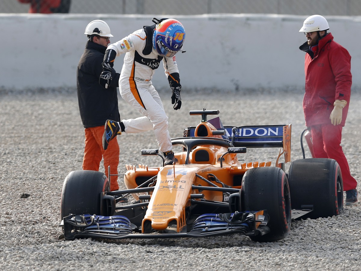 Fernando Alonso opúšťa svoj monopost po strate kolesa