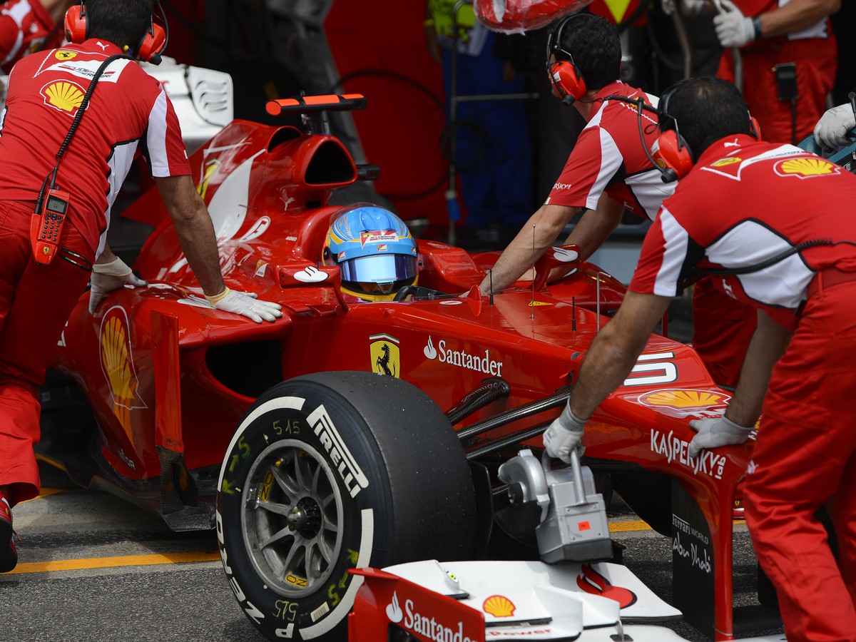 Fernando Alonso pod dohľadom mechanikov Ferrari