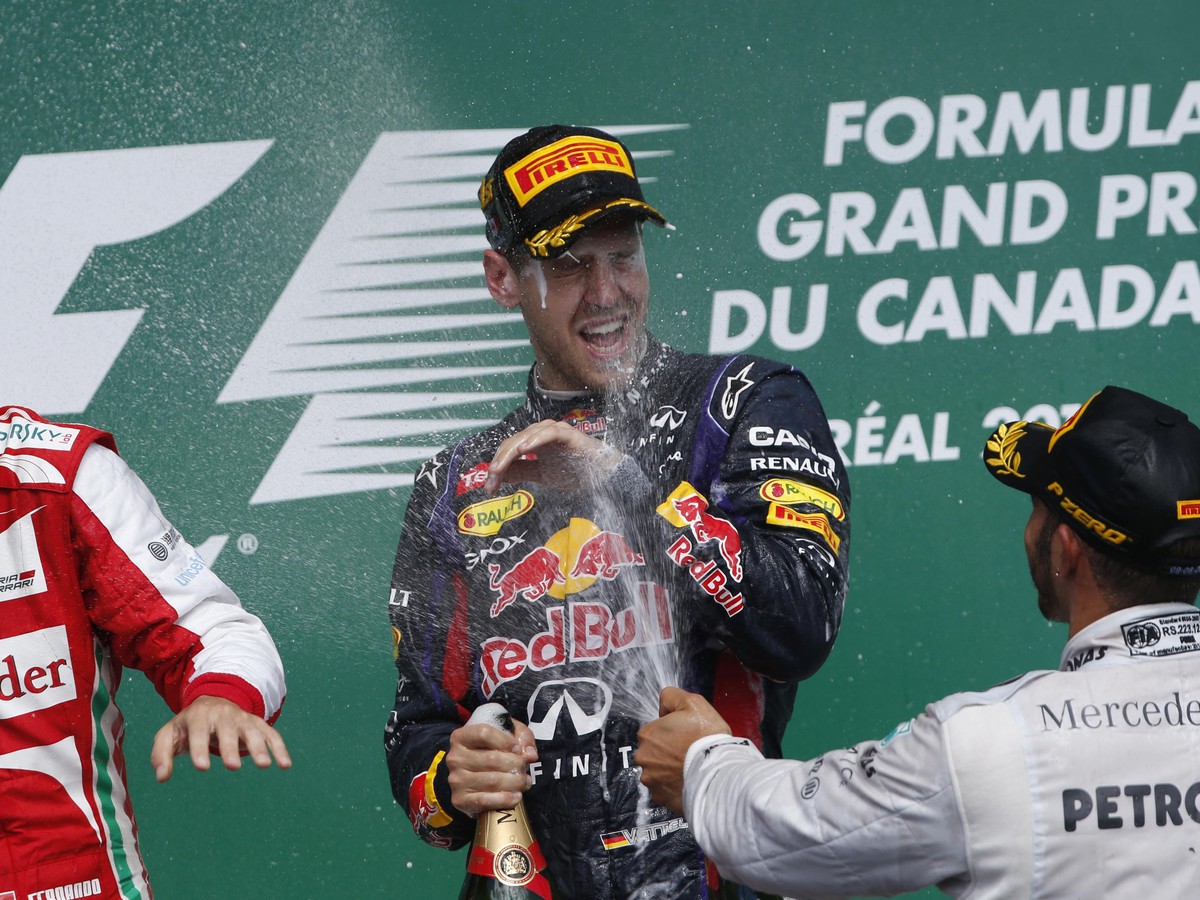 Sebastian Vettel na stupni víťazov oslavuje svoj triumf na VC Kanady