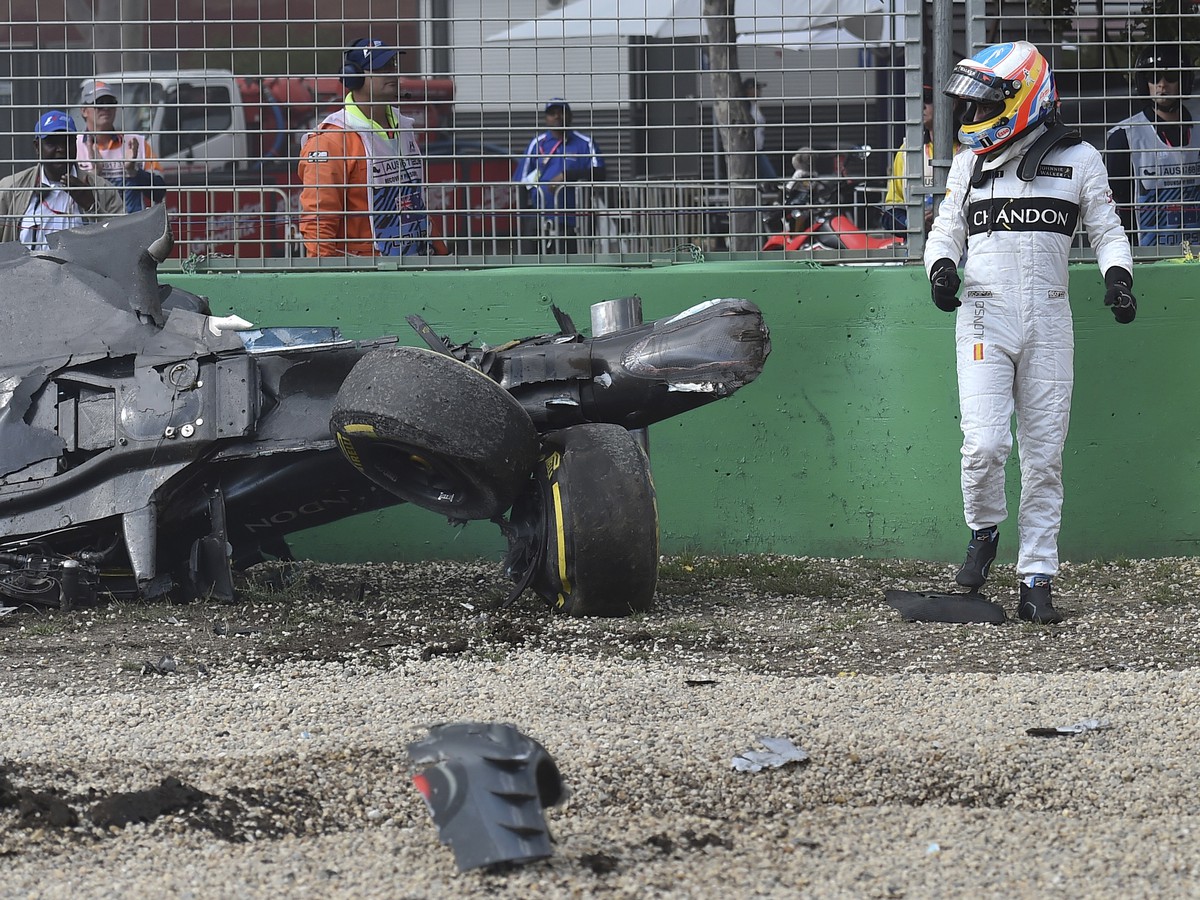 Fernando Alonso vyviazol z desivej nehody bez zranení