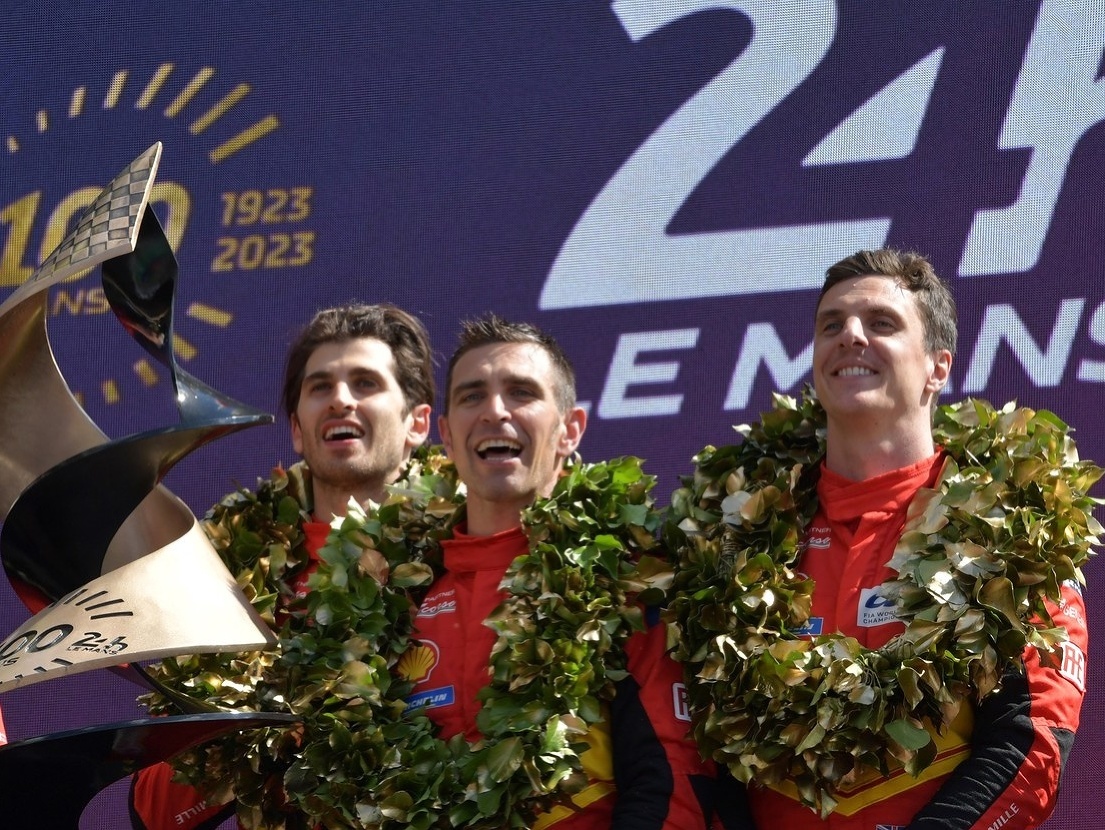 Alessandro Pier Guidi, James Calado a Antonio Giovinazzi oslavujú triumf na 24 hodín Le Mans