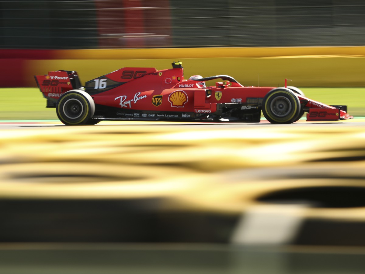 Na snímke monacký pilot formuly 1 Charles Leclerc na Ferrari