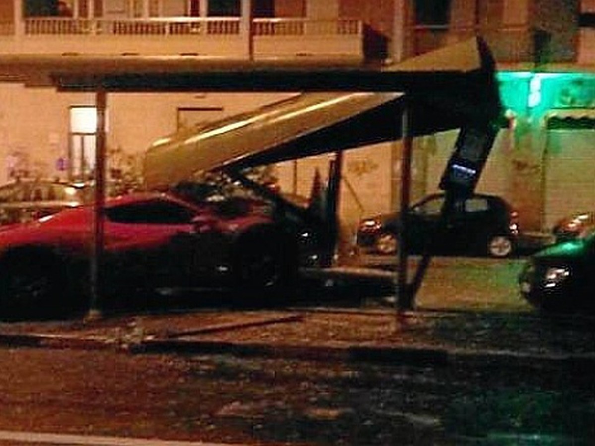 Opitý Maritn Cáceres zdemoloval svojim Ferrari autobusovú zastávku