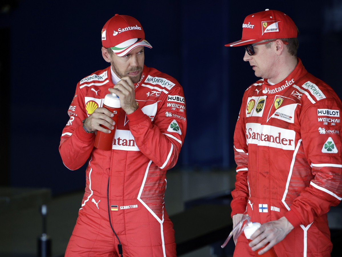 Sebastian Vettel (vľavo) a Kimi Räikkönen