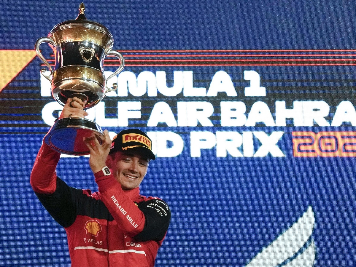 Na snímke monacký pilot formuly 1 Charles Leclerc na Ferrari oslavuje víťazstvo vo Veľkej cene Bahrajnu