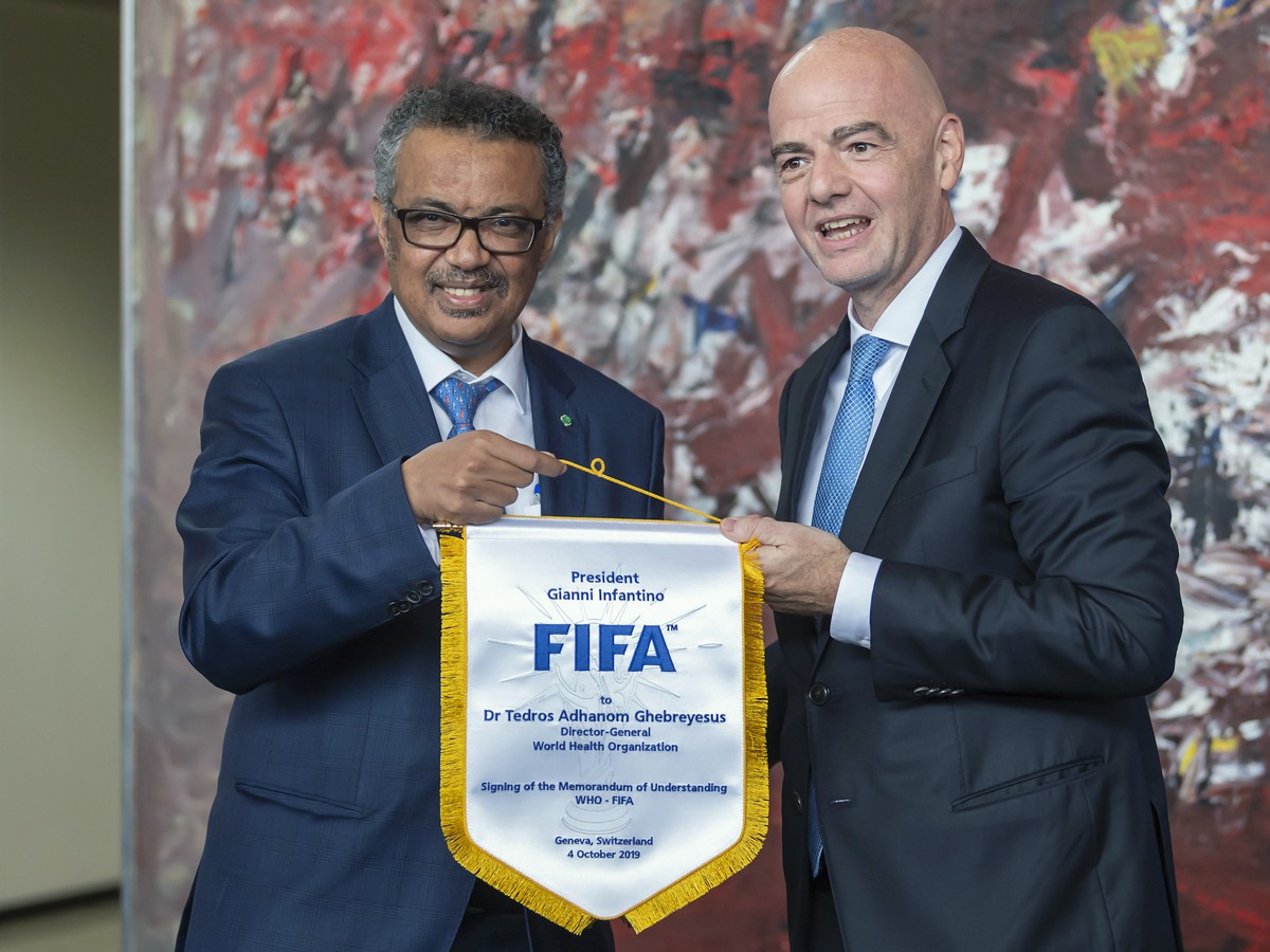 Prezident FIFA Gianni Infantino a Generálny riaditeľ WHO Tedros Adhano Ghebreyesus