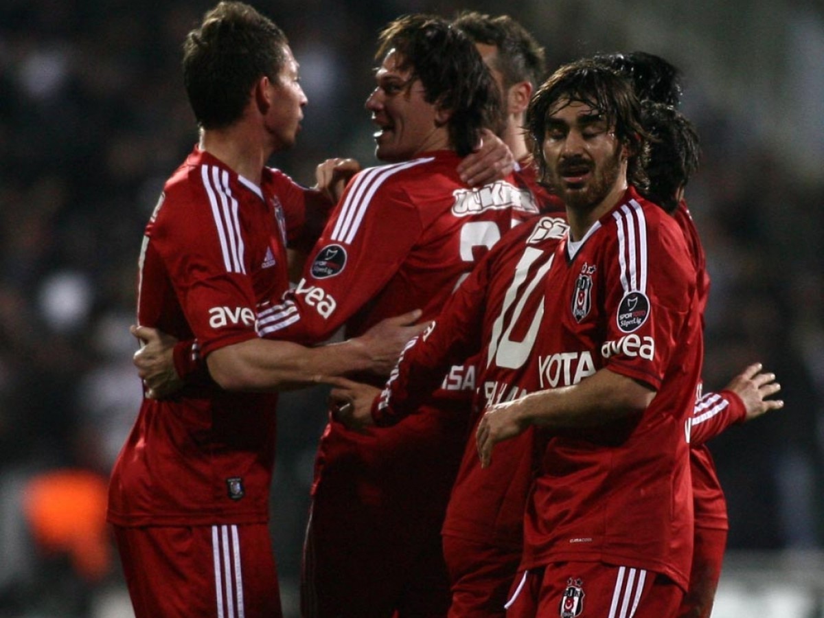 Filip Hološko (vľavo) so spoluhráčmi oslavuje gól