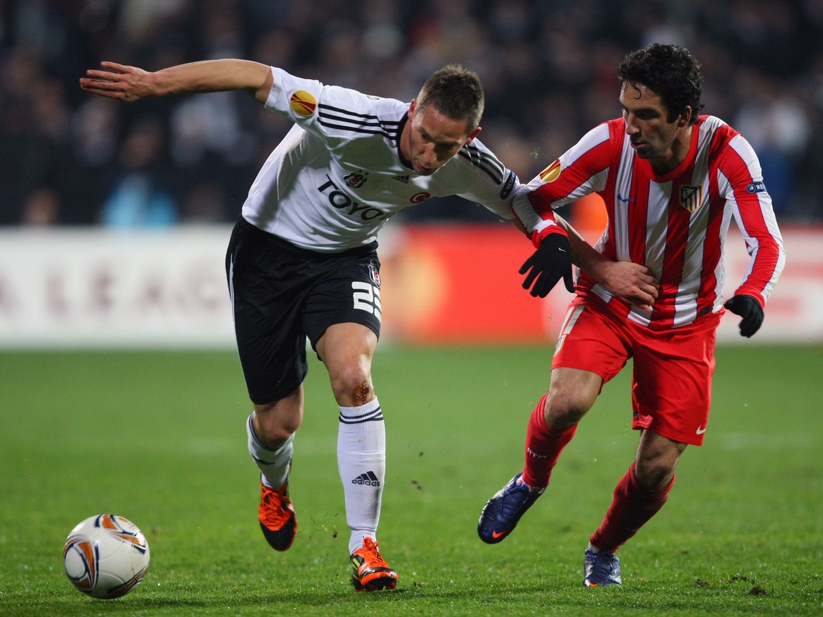 Filip Hološko (vľavo) v súboji s Arda Turanom z Atl. Madrid