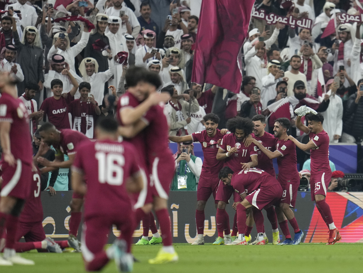 Katarskí futbalisti aj fanúšikovia sa tešia po víťazstve 3:1 vo finále Ázijského pohára 