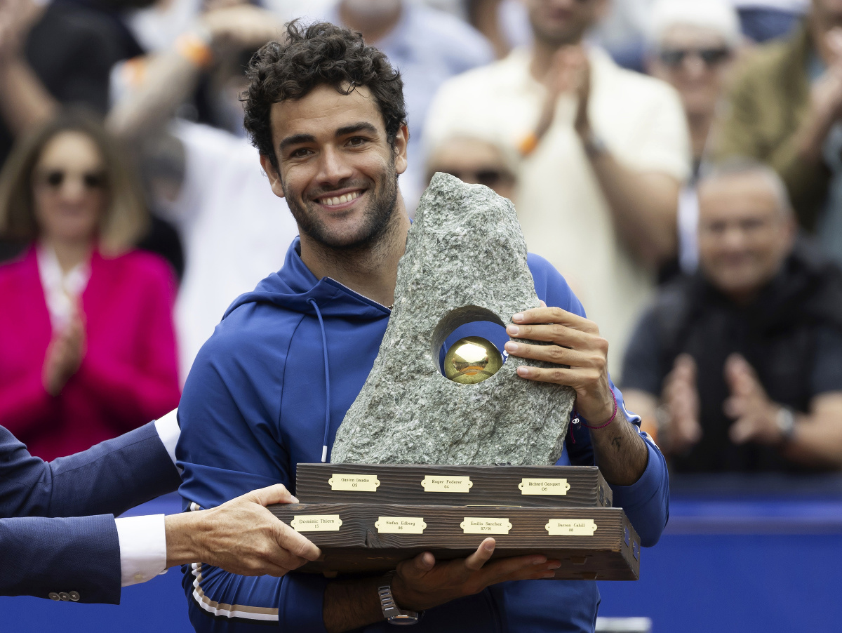 Matteo Berrettini oslavuje s víťaznou trofejou