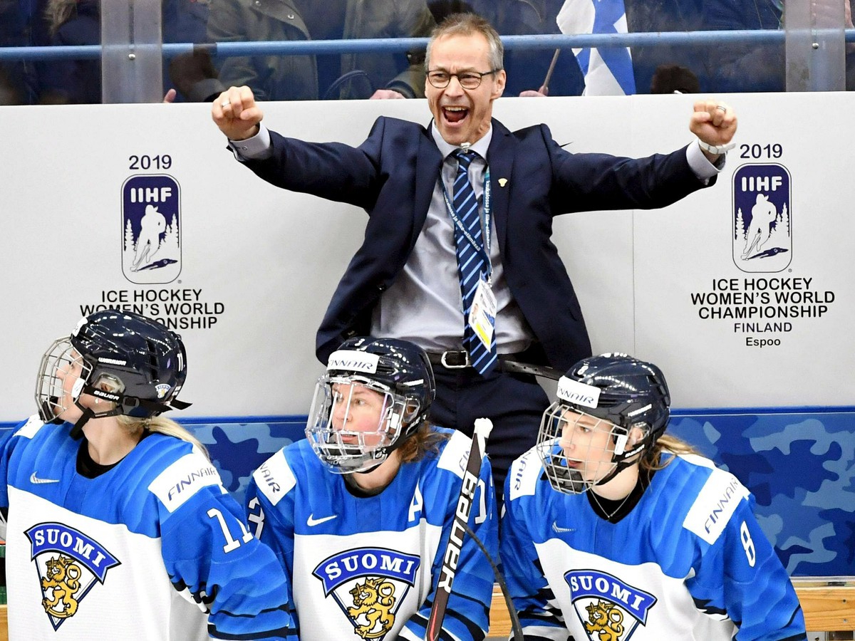Fínsky tréner Pasi Mustonen oslavuje triumf nad Kanadou