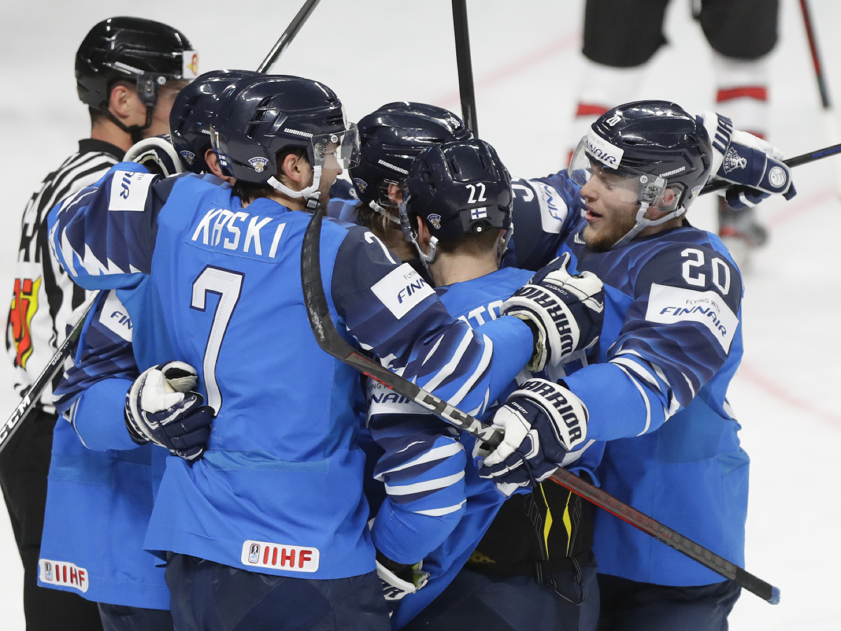 Fínski hokejisti sa radujú z finálového gólu 