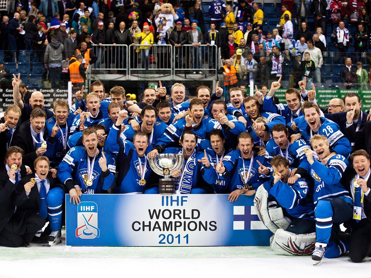 Fínski hokejisti oslavujú zisk titulu majstrov sveta