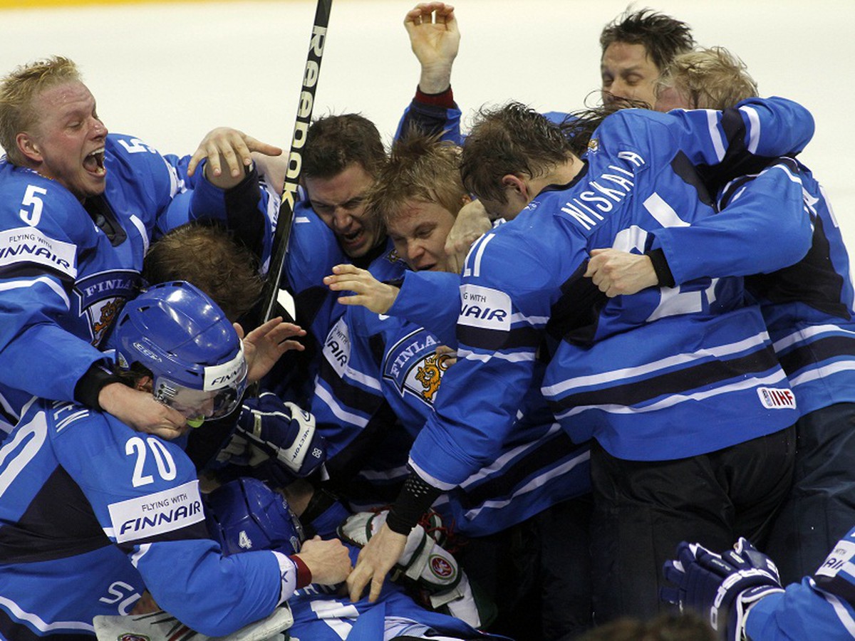 Fínski hokejisti oslavujú zisk titulu majstrov sveta