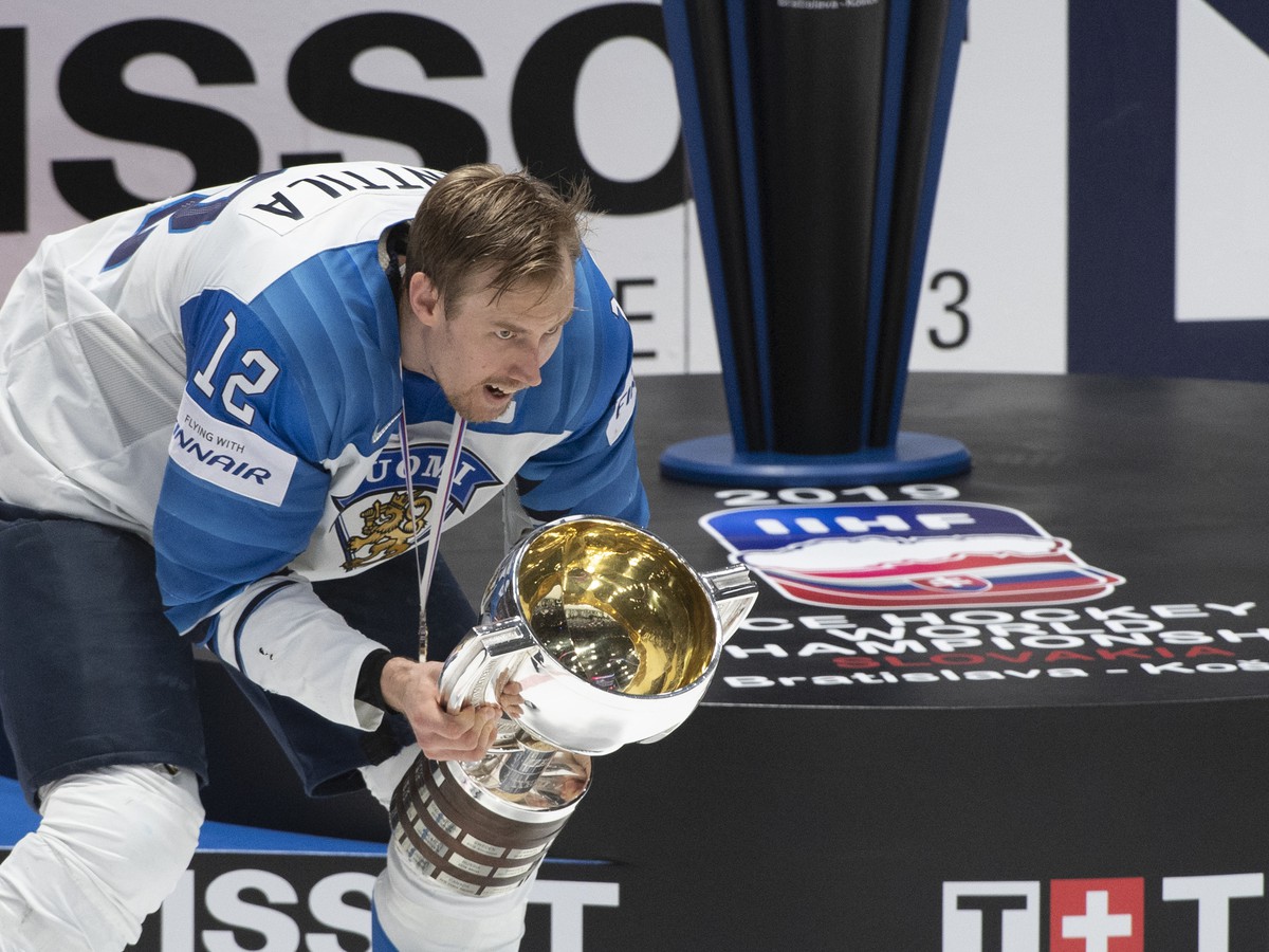 Kapitán Marko Anttila (Fínsko) s víťaznou trofejou