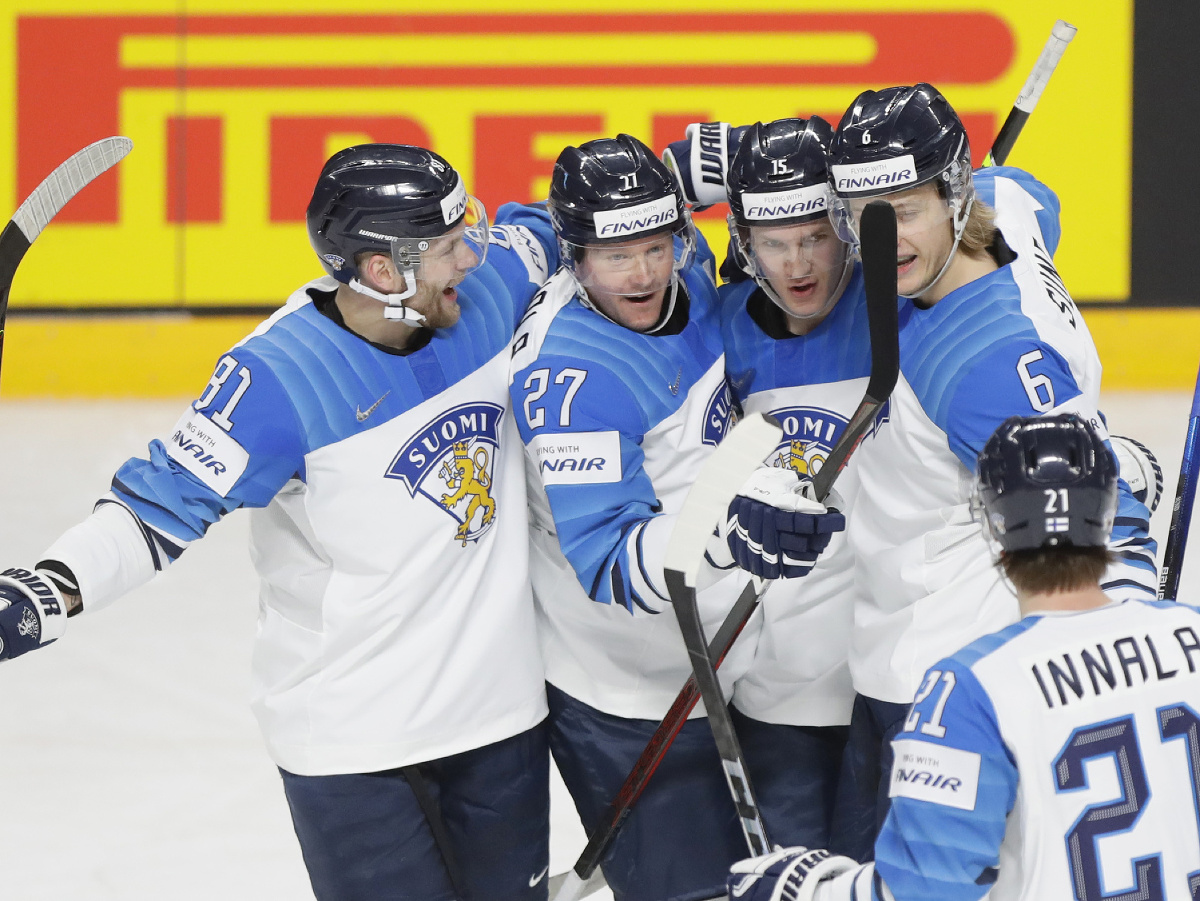 Fínski hokejisti sa radujú z gólu