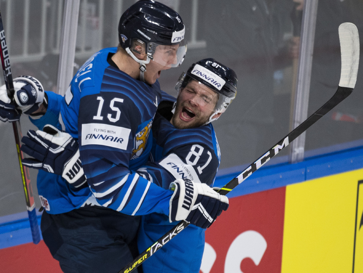 Na snímke zľava Anton Lundell a Iiro Pakarinen (Fínsko) sa tešia z gólu
