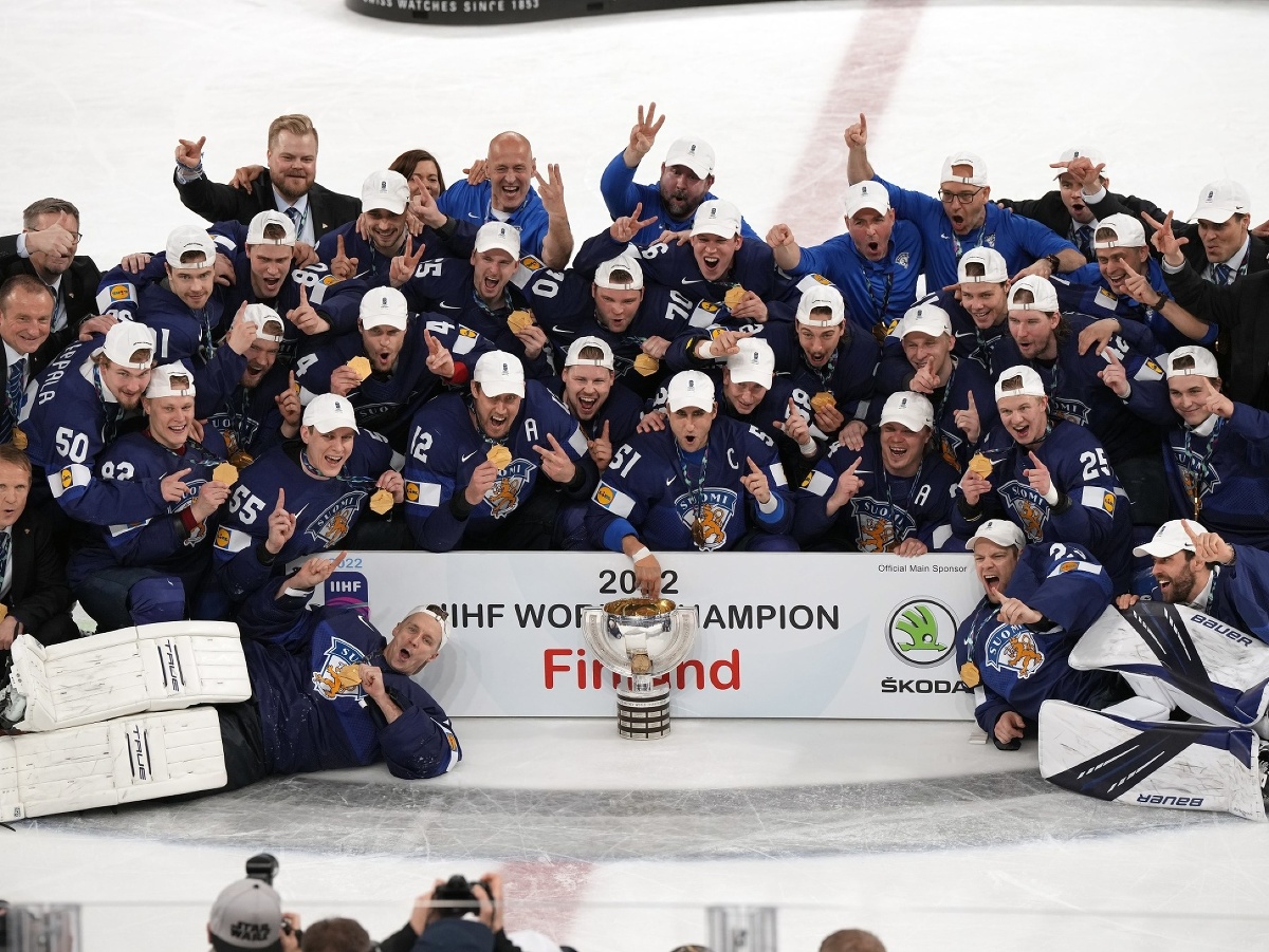 Na snímke hráči Fínska pózujú pre spoločnú fotografiu po víťazstve vo finále 85. majstrovstiev sveta v ľadovom hokeji 