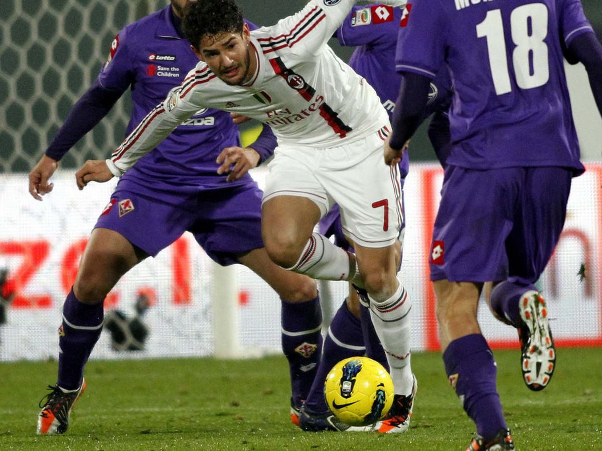 Hráči Fiorentiny (vo fialovom) v poslednom ligovom vystúpení v Serie A proti milánskemu AC (19.11.)