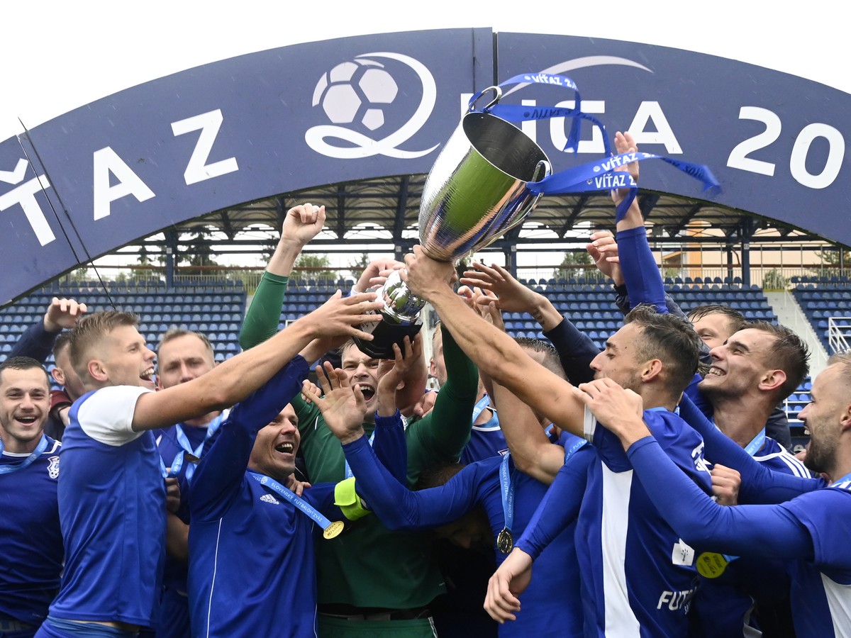 Hráči a realizačný tím FK Dubnica nad Váhom oslavujú kľúčový triumf nad Bystricou