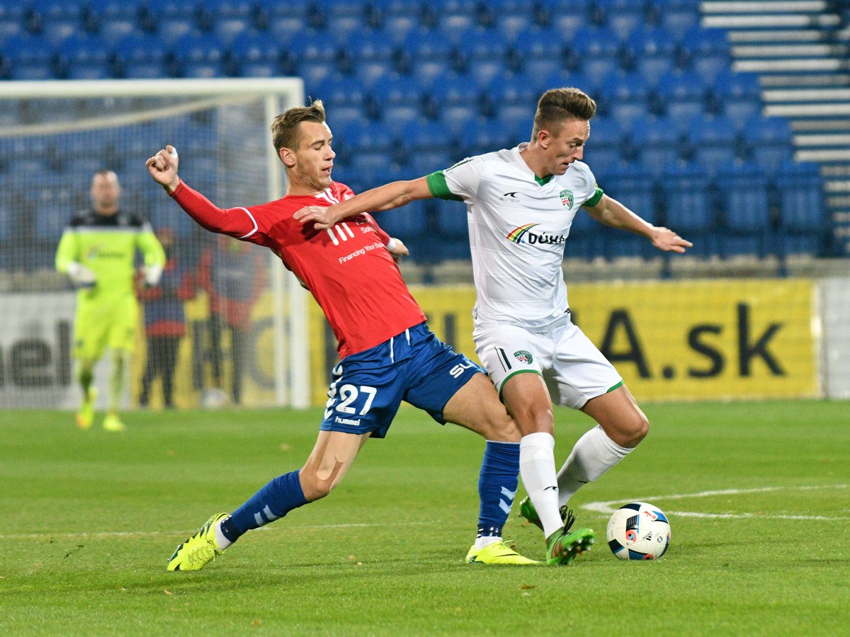 Miloš Kratochvíl z FK Senica a Dávid Keresteš z 1. FC Tatran Prešov
