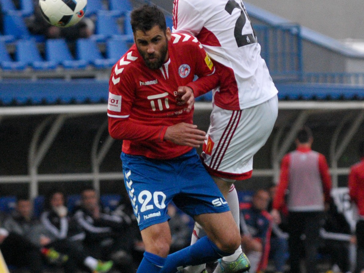 Zľava: Ľuboš Hušek z FK Senica a Matúš Bero z AS Trenčín