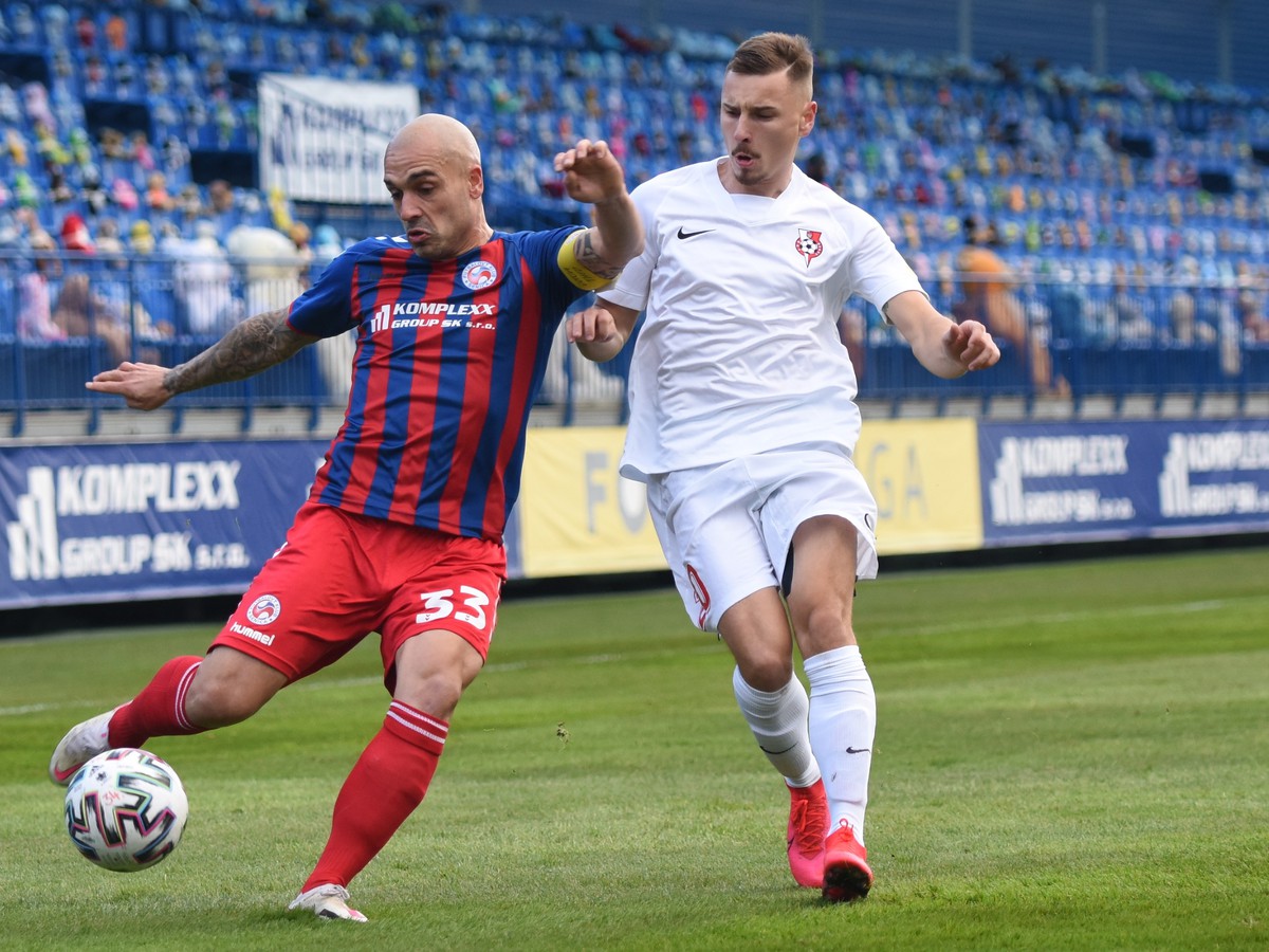 Na snímke zľava kapitán Senice Juraj Piroska a hráč Serede Denis Bušnja bojujú o loptu
