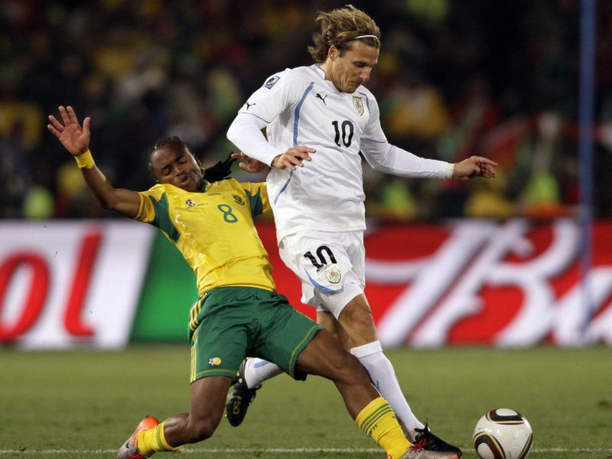 Forlán v súboji s Tshabalalom