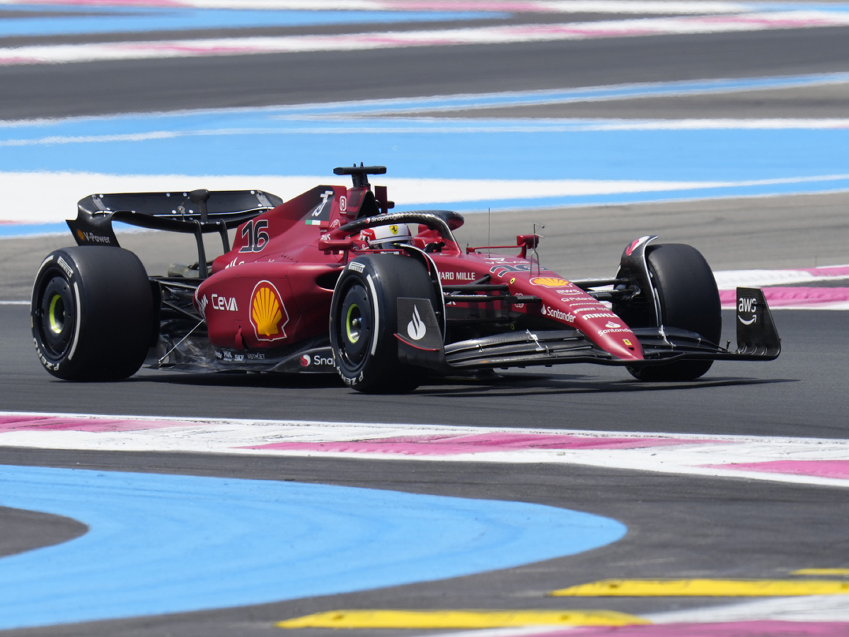 Monacký pretekár Charles Leclerc na Ferrari počas tretieho tréningu na nedeľnú Veľkú cenu Francúzska seriálu F1 na okruhu Paula Ricarda v obci Le Castellet